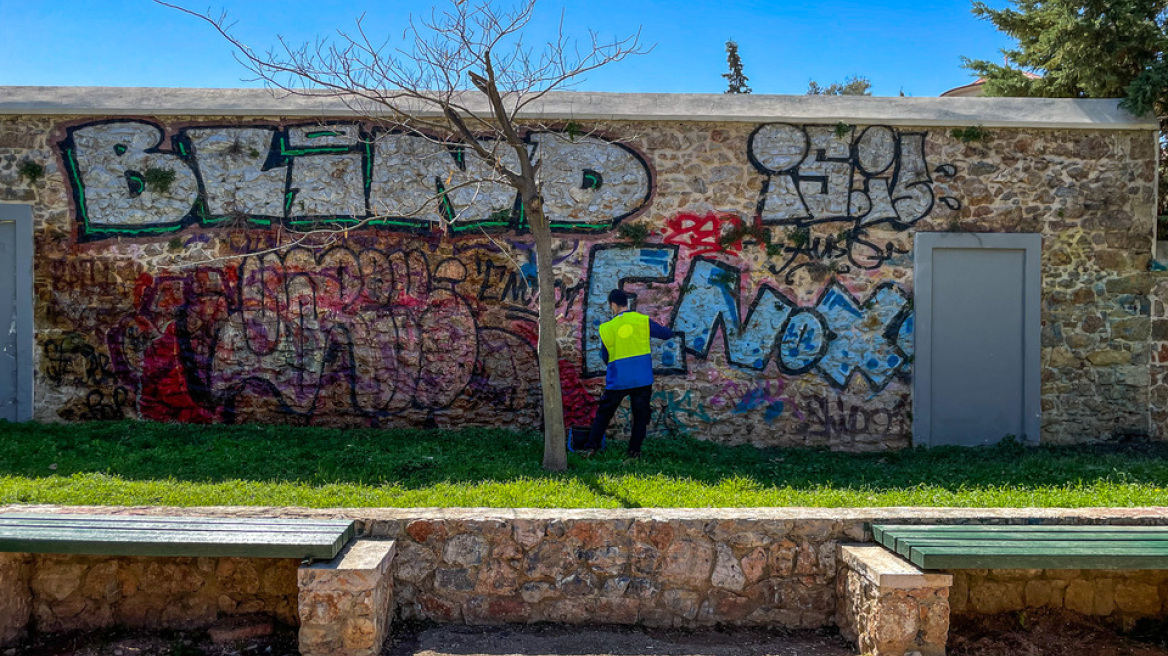 Δήμος Αθηναίων: Μεγάλη δράση αντιγκράφιτι στην Ερμού - Βίντεο και φωτογραφίες