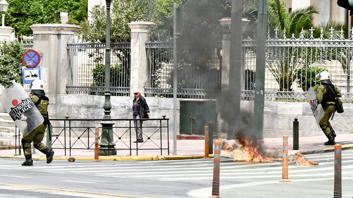 Επεισόδια με μολότοφ στις συγκεντρώσεις στο κέντρο της Αθήνας - Δείτε βίντεο