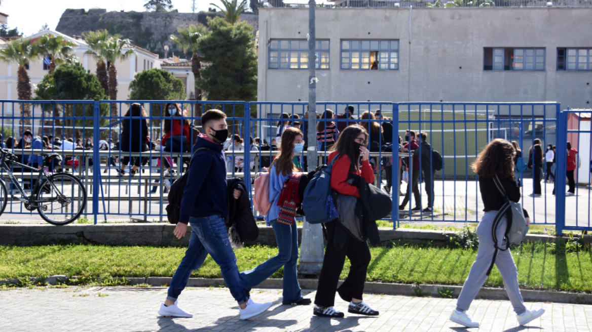 Με τις βεβαιώσεις αρνητικού τεστ ανά χείρας επιστρέφουν οι μαθητές στις τάξεις