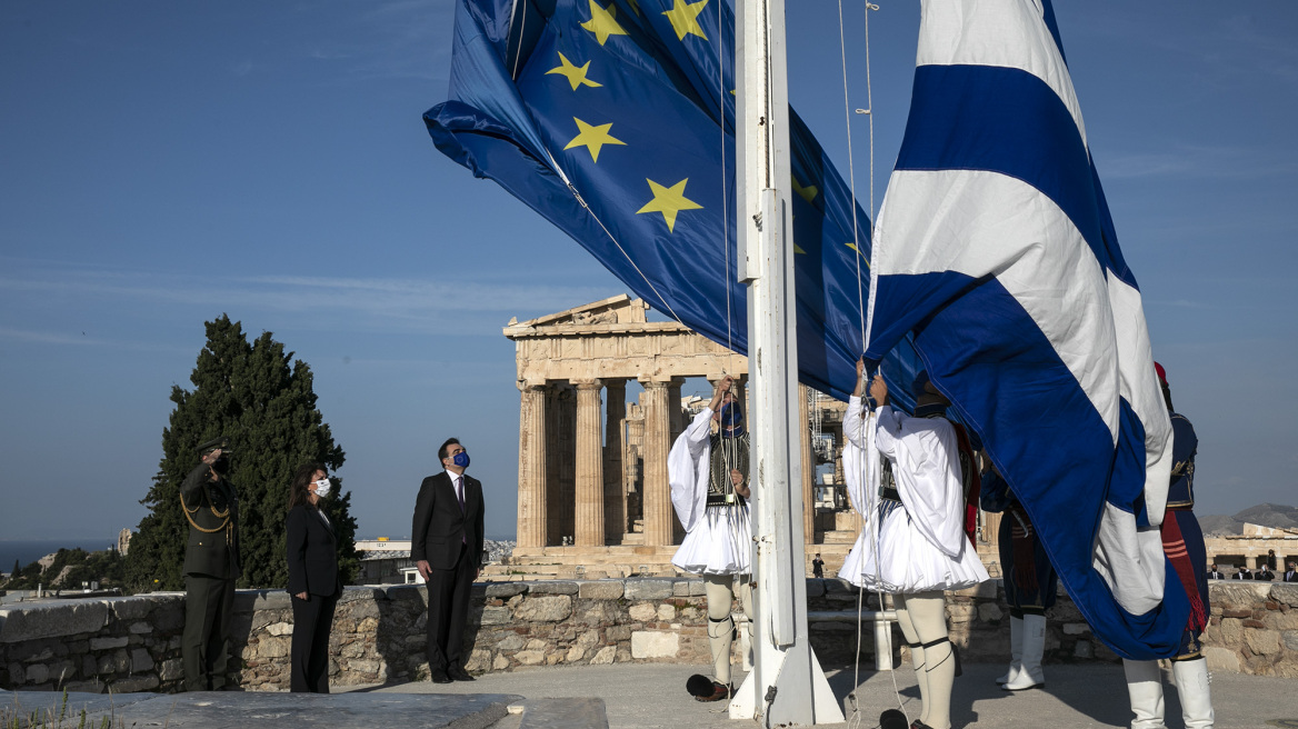 Ημέρα της Ευρώπης: Έπαρση της ελληνικής και της ευρωπαϊκής σημαίας στην Ακρόπολη παρουσία Σακελλαροπούλου – Σχοινά