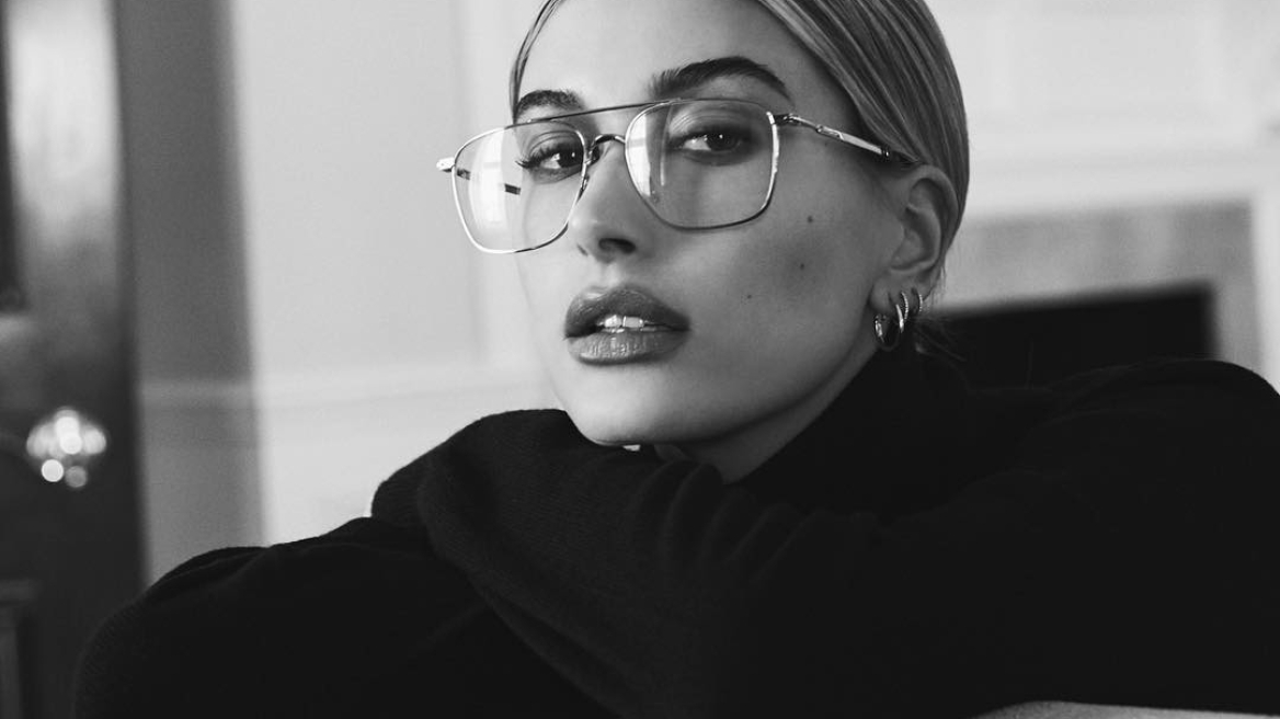 Η Hailey Bieber σας δίνει πέντε ιδέες για να πιάσετε τα μαλλιά σας ψηλά