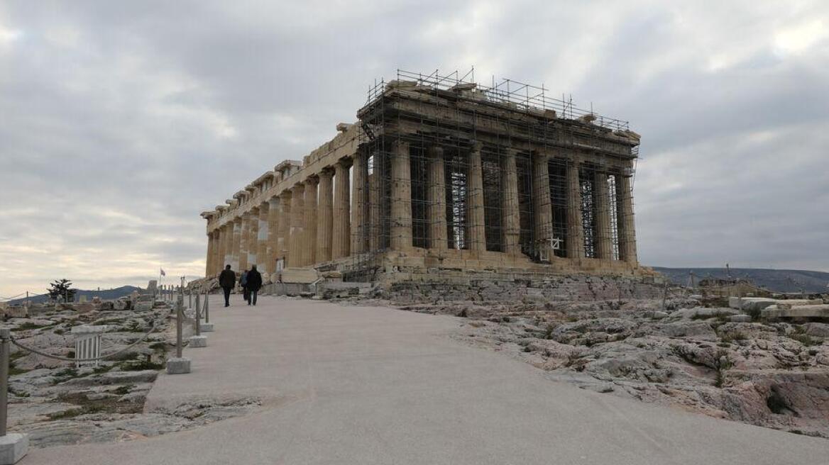 Οπαδοί του Ολυμπιακού μπήκαν στην Ακρόπολη με πανό της ομάδας τους