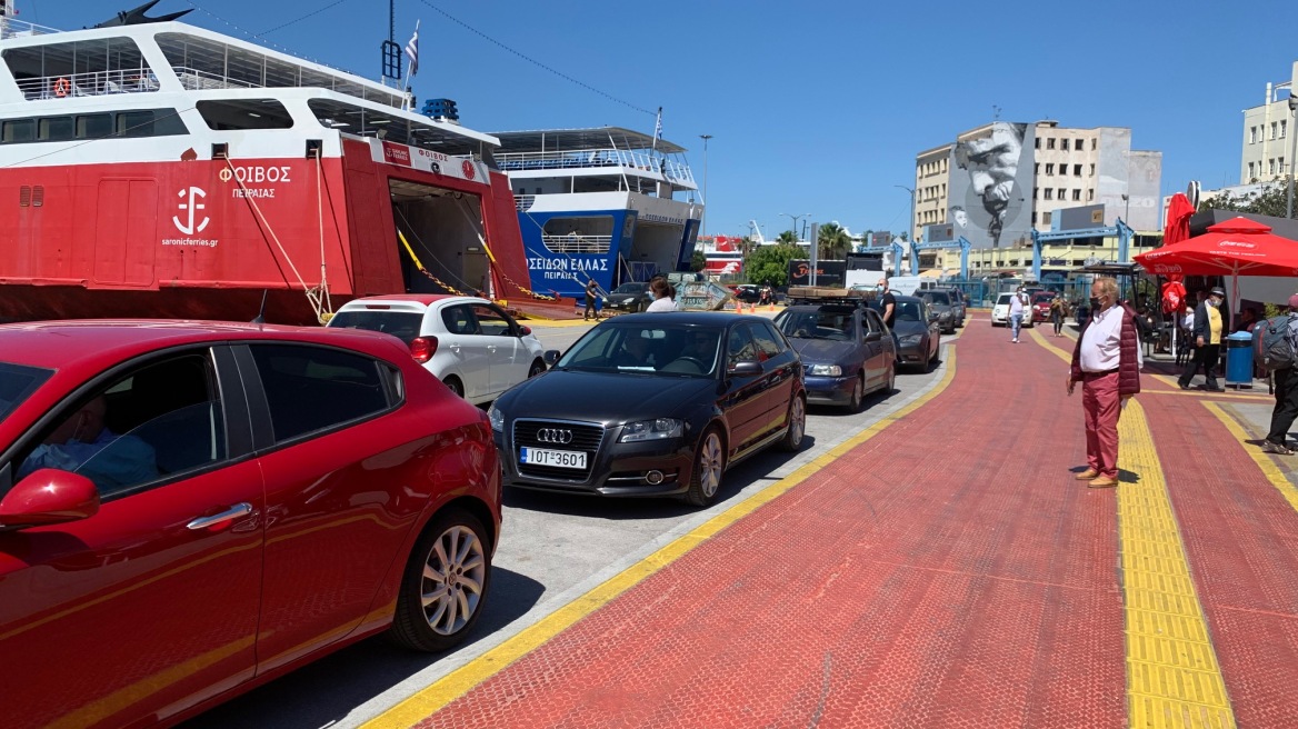 Μετακινήσεις - Η πρώτη μεγάλη έξοδος: Αυξημένη κίνηση στο λιμάνι του Πειραιά - Δείτε εικόνες και βίντεο