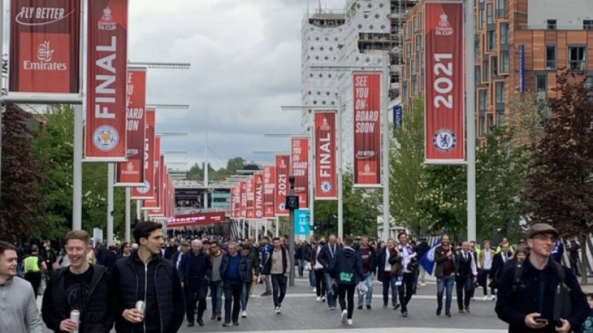 Τελικός Κυπέλλου Αγγλίας: Xιλιάδες οπαδοί επιστρέφουν στο γήπεδο και γιορτάζουν!