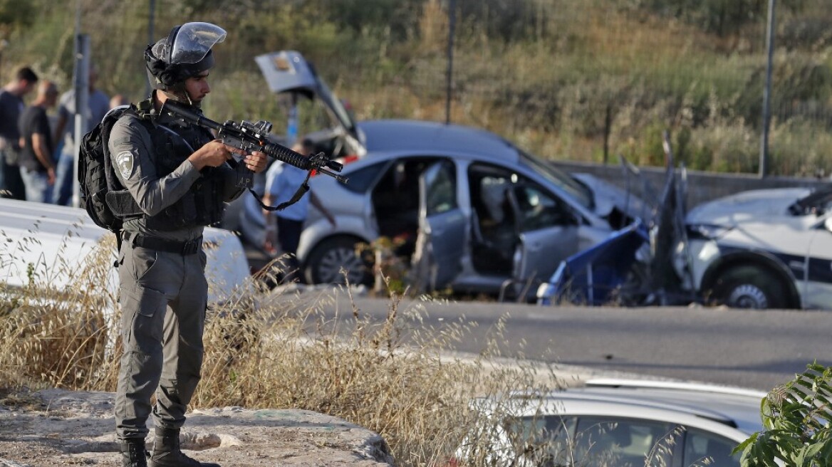 Ισραήλ: Η σοκαριστική στιγμή που όχημα παρασέρνει και τραυματίζει 4 αστυνομικούς στην Ιερουσαλήμ