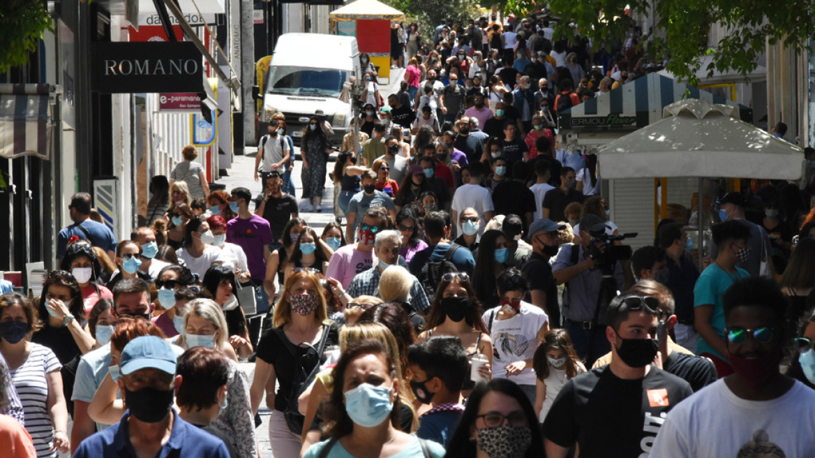 Την τιμητική της έχει η Ερμού: Πλήθος κόσμου σε καταστήματα και καφετέριες - Δείτε βίντεο, φωτογραφίες