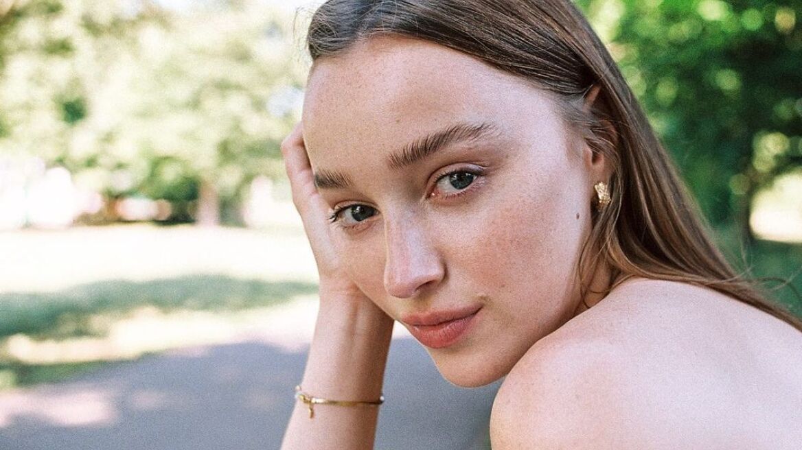 Η Phoebe Dynevor του Bridgerton είναι σχεδόν αγνώριστη με νέο look στα μαλλιά 