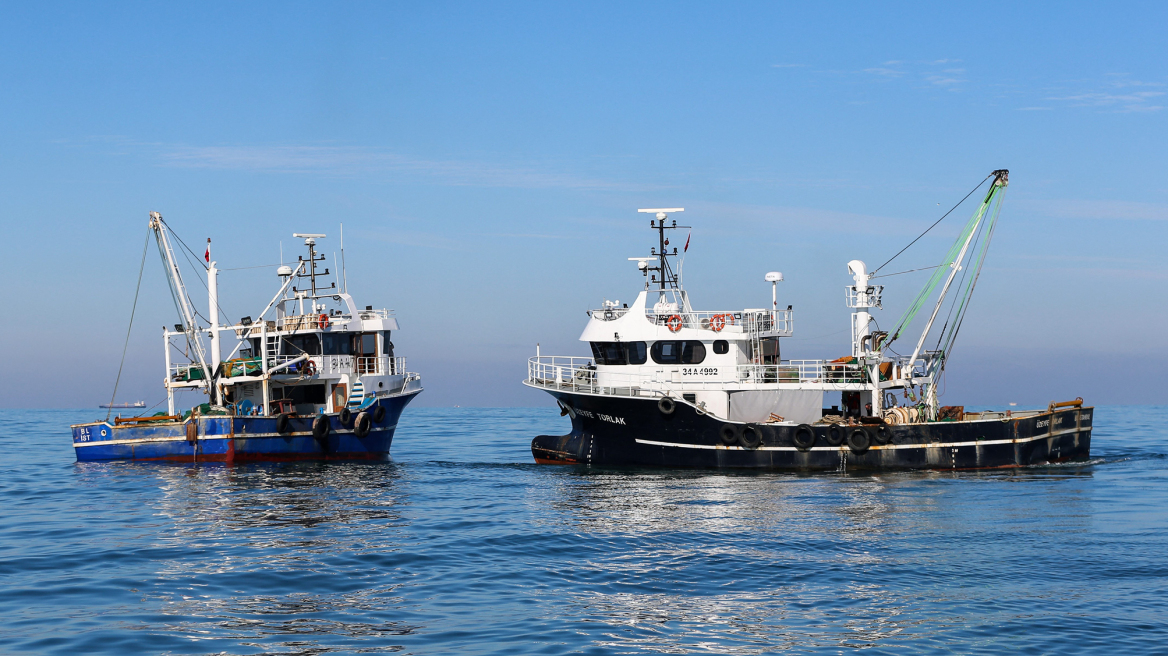 Τουρκικά αλιευτικά έφτασαν νότια της Γαύδου και πήραν άδεια να καταπλεύσουν -λόγω καιρού- στη Σούδα