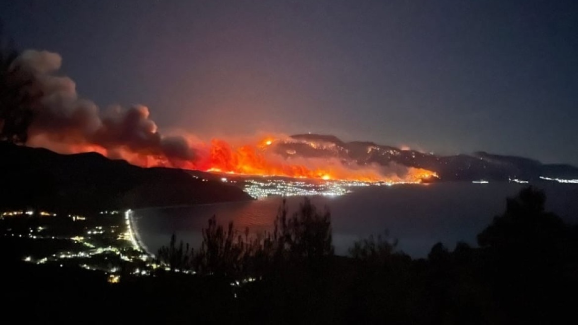 Ασύλληπτη εικόνα από τη φωτιά στην Κορινθία