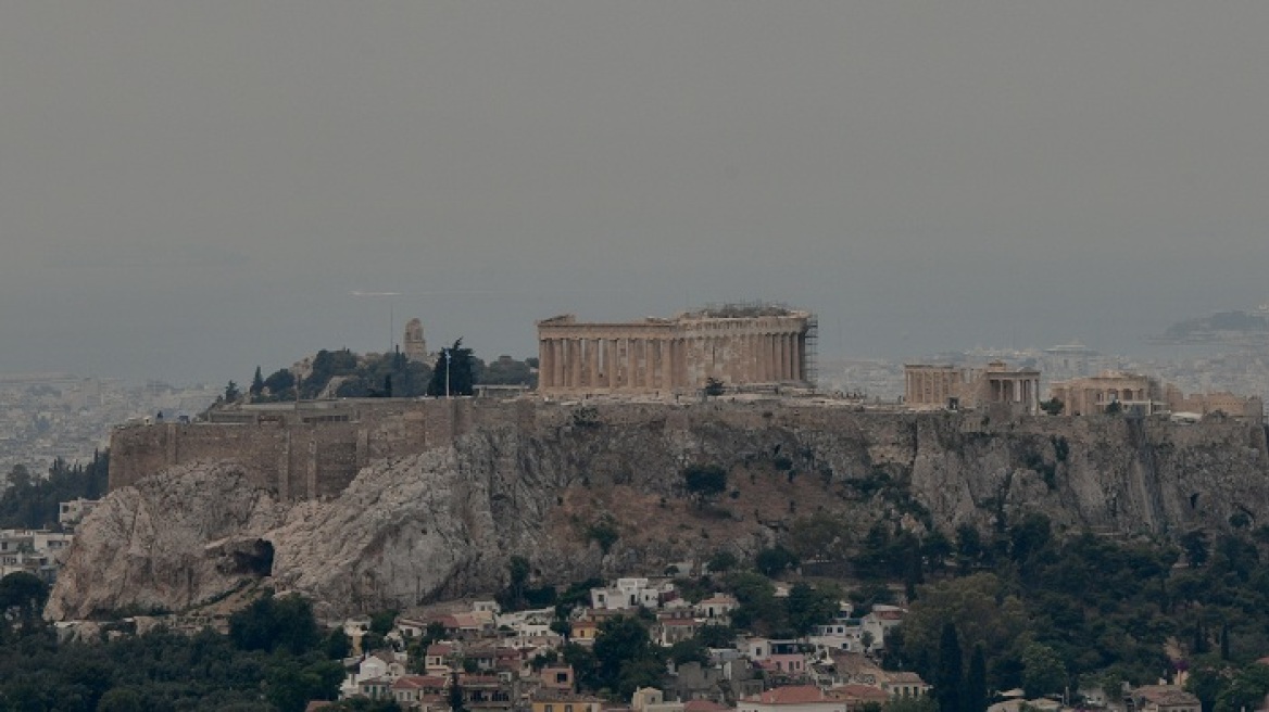 Φωτιά στον Σχίνο Κορινθίας - Υπουργείο Υγείας: Αποφύγετε παραμονή σε εξωτερικούς χώρους