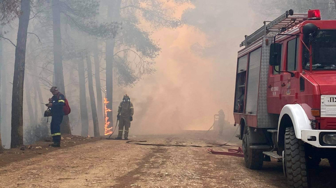 Φωτιά στον Σχίνο Κορινθίας: Δραματικές εικόνες - Εκκενώνονται άλλοι τέσσερις οικισμοί