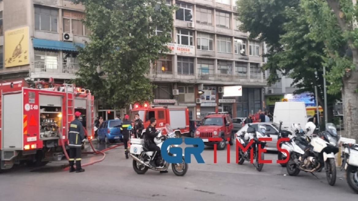 Θεσσαλονίκη: Πυρκαγιά σε διαμέρισμα - Απεγκλωβίστηκαν πέντε άτομα (βίντεο)