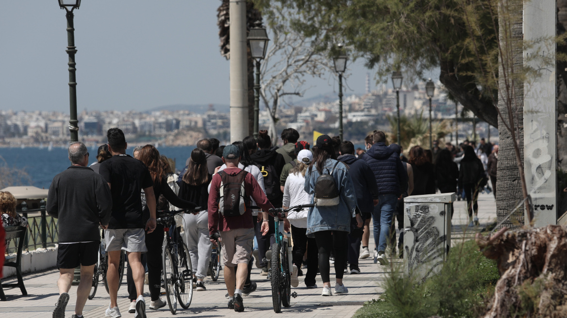 Σχεδόν 10.000 ενεργά κρούσματα στην Αττική 