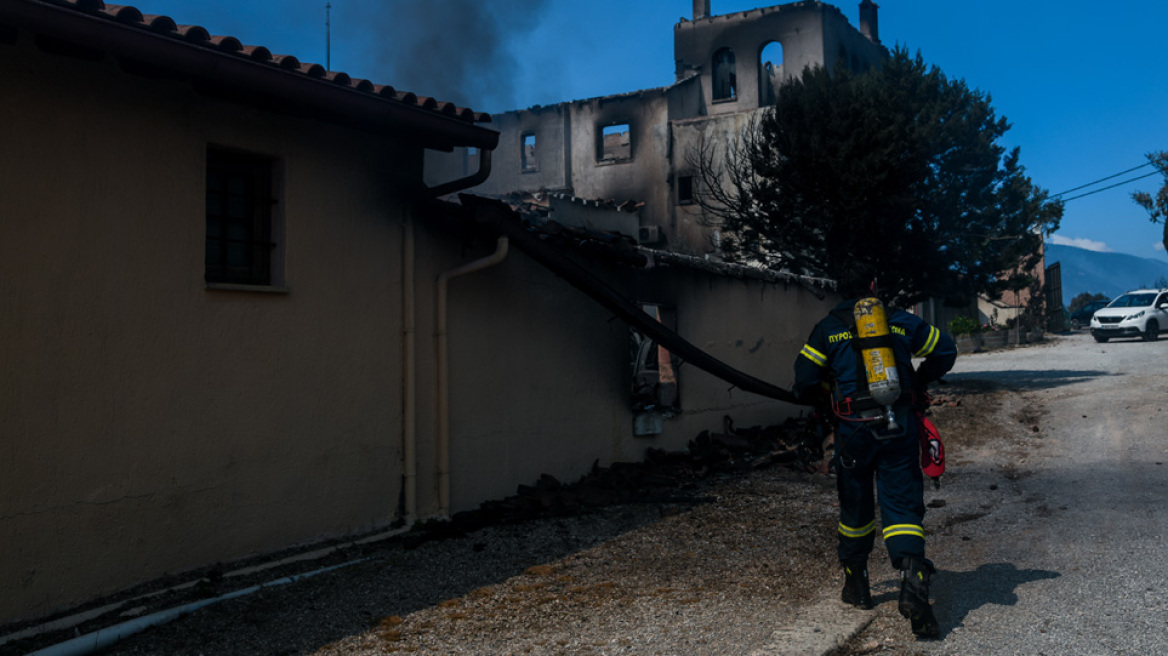 Φωτιά στον Σχίνο: Ολονύχτια επιφυλακή για αναζωπυρώσεις -Κάηκαν 55.000 στρέμματα δάσους και πολλά σπίτια 