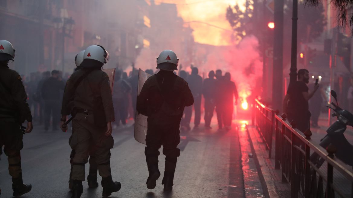 Συγκέντρωση οπαδών του ΠΑΟΚ στην Ομόνοια - Απαγόρευσε τις συναθροίσεις η Αστυνομία - Δείτε φωτογραφίες