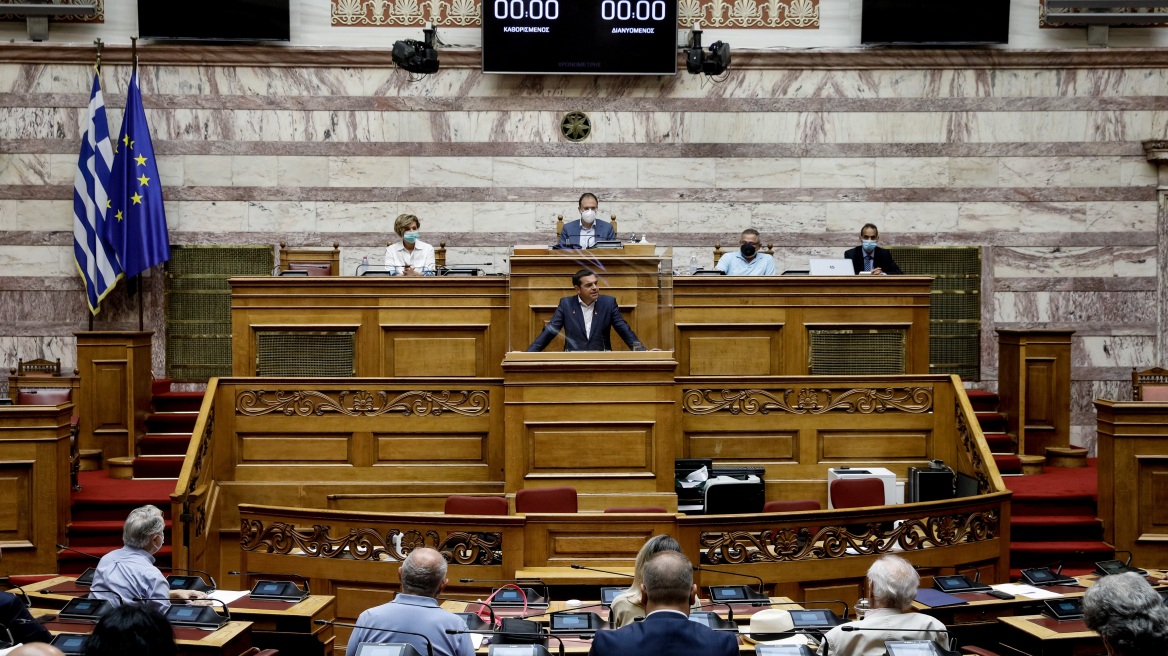 Τσίπρας στην ΚΟ του ΣΥΡΙΖΑ: «Θα τους ταράξουμε στον κοινοβουλευτικό έλεγχο»