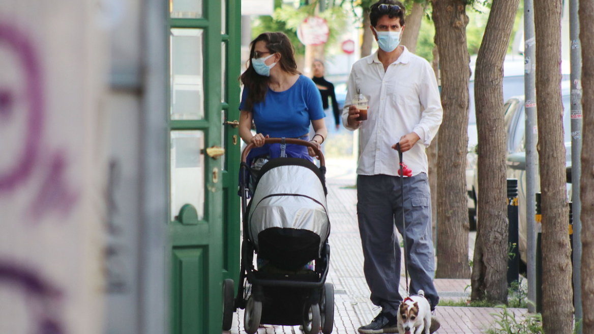 Οι βόλτες του Ορφέα Αυγουστίδη με τον νεογέννητο γιο και την σύντροφό του