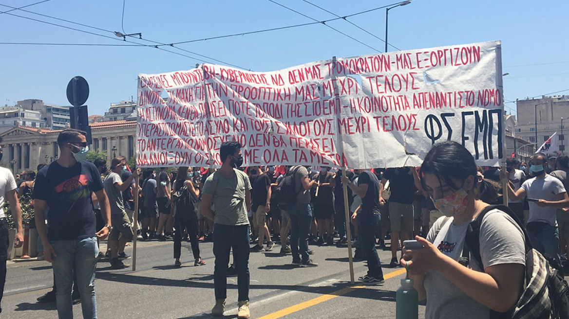 Πανεκπαιδευτικό συλλαλητήριο στα Προπύλαια -  Ανοίγουν οι δρόμοι