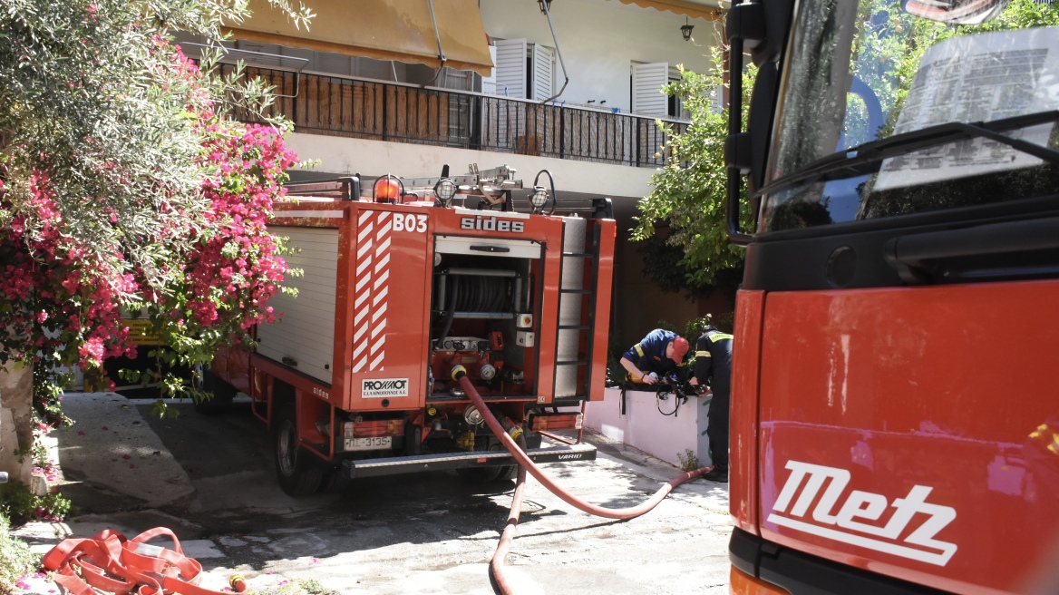 Υπό μερικό έλεγχο η φωτιά σε διαμέρισμα στην Καλλιθέα