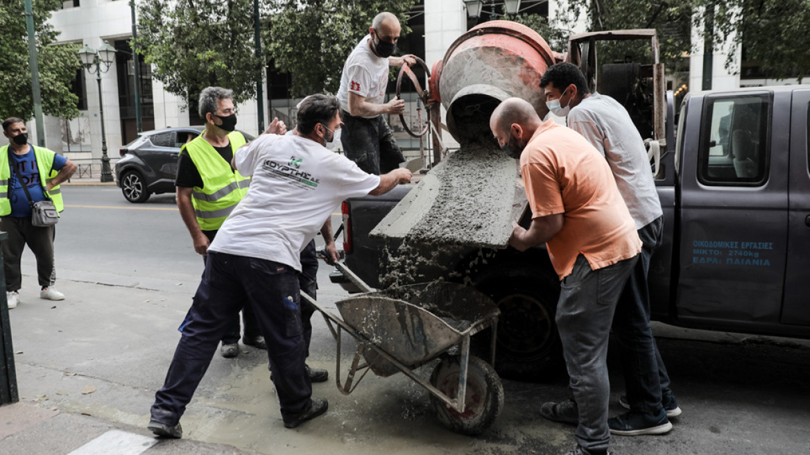 Επεισόδια στο υπουργείο Εργασίας - Οικοδόμοι επιχείρησαν να «τσιμεντώσουν»  με μπετονιέρα την είσοδο - (βίντεο)