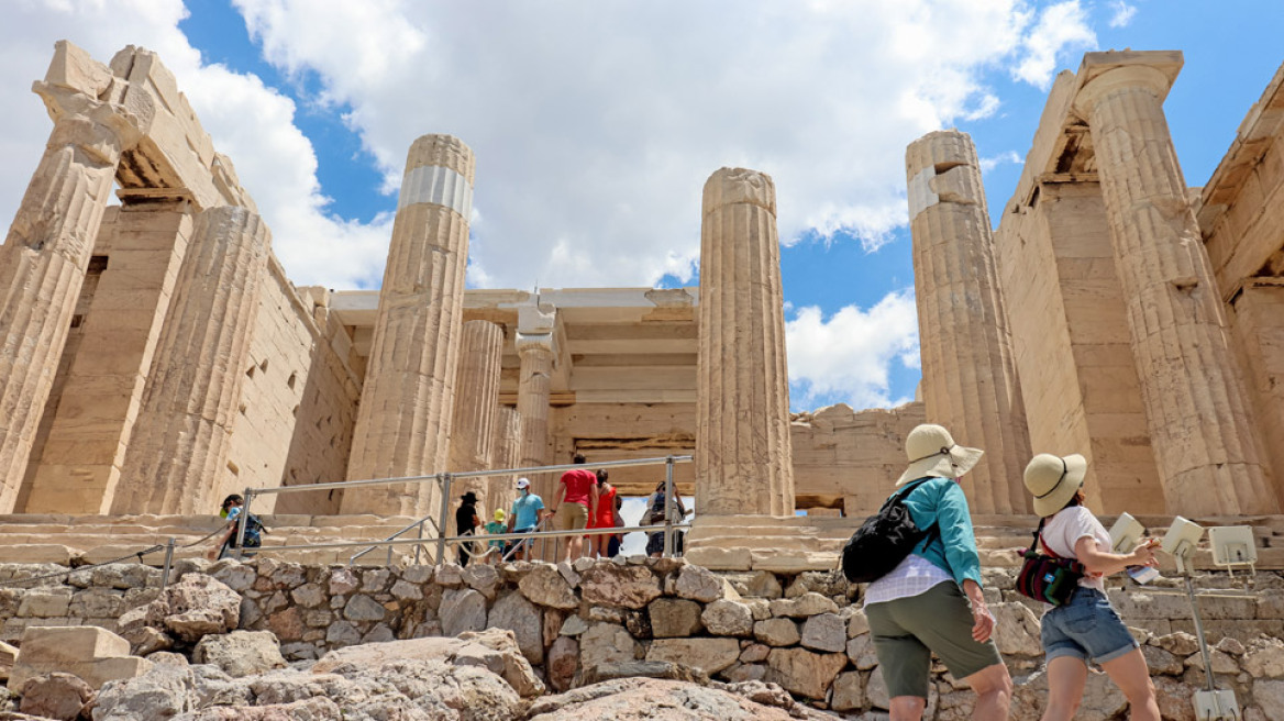 Τουρισμός: Αναστάτωση για την «υποβάθμιση» της Πορτογαλίας από τη Βρετανία - Παραμένει «πορτοκαλί» η Ελλάδα