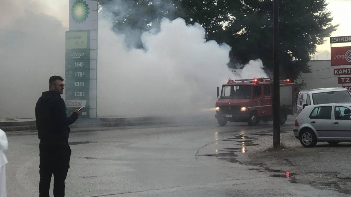 Δείτε βίντεο: Αυτοκίνητο τυλίχτηκε στις φλόγες μπροστά σε πρατήριο βενζίνης στα Τρίκαλα