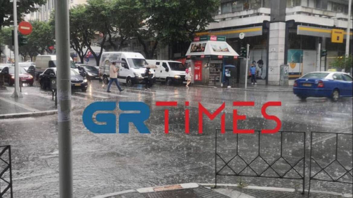 Καιρός - Κακοκαιρία στη Θεσσαλονίκη: Σφοδρή καταιγίδα και χαλάζι στον Εύοσμο - Δείτε βίντεο