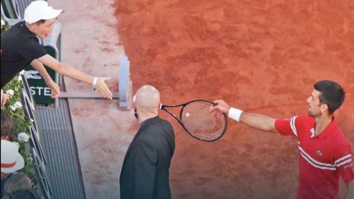 Roland Garros: Ο Τζόκοβιτς χάρισε την ρακέτα του σε αγοράκι και αυτό τρελάθηκε από χαρά - Δείτε βίντεο