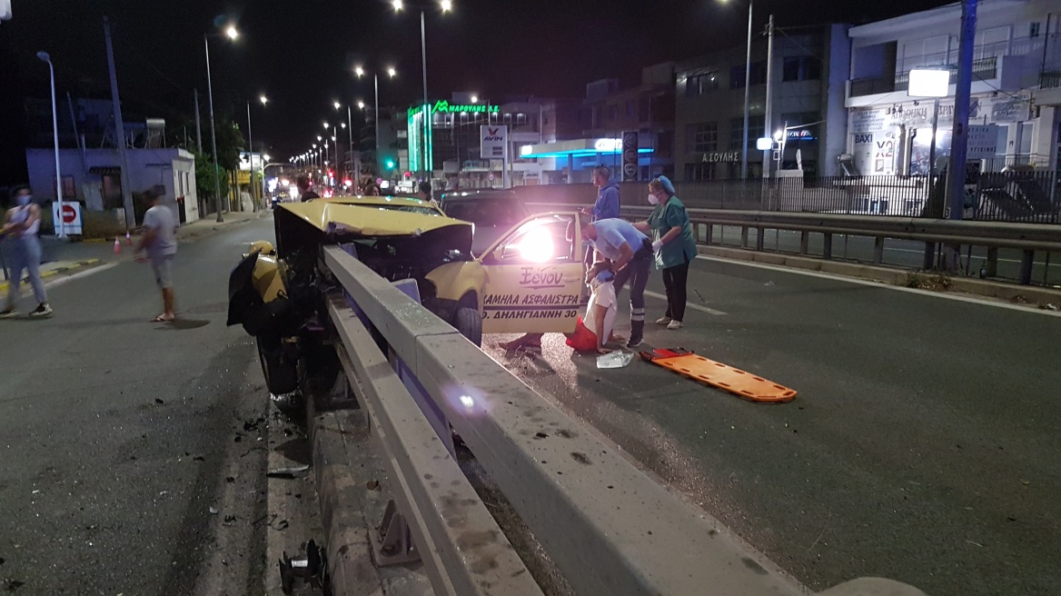 Σοκαριστικό τροχαίο με τραυματία στη λεωφόρο Κύμης - Δείτε φωτογραφίες