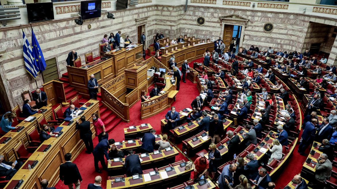 Εργασιακό: Η κόντρα Μητσοτάκη με Τσίπρα - Γιατί ο ΣΥΡΙΖΑ ψήφισε 55 άρθρα του νομοσχεδίου