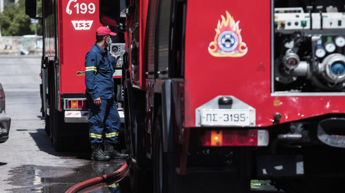 Φωτιά σε αποθήκη στη Θεσσαλονίκη - Πρόλαβαν να βγουν έξω οι εργαζόμενοι