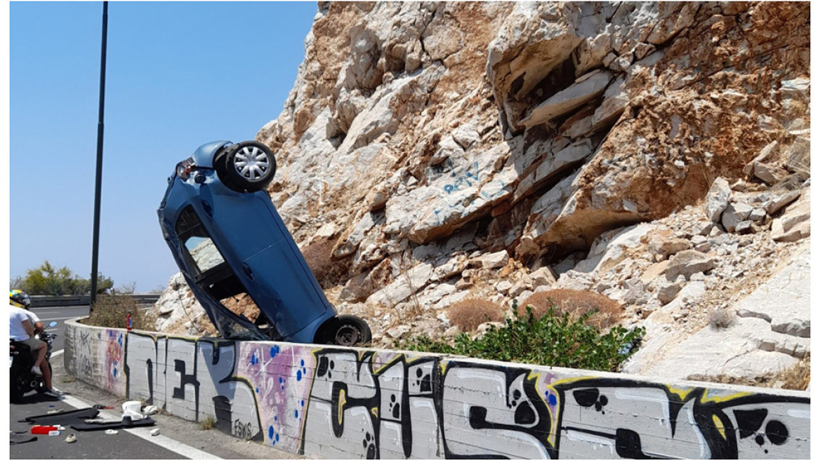 Σοβαρό τροχαίο στα Λιμανάκια Βουλιαγμένης - Αυτοκίνητο «καρφώθηκε» στα βράχια