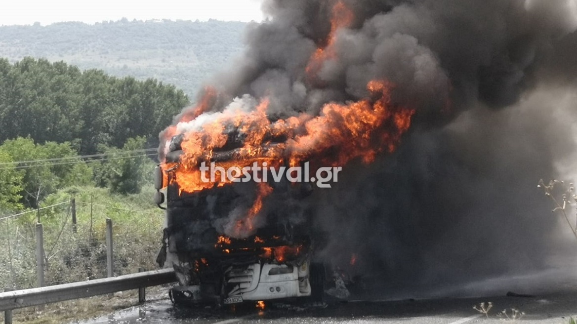 Βέροια: Νταλίκα τυλίχθηκε στις φλόγες στην Εγνατία Οδό