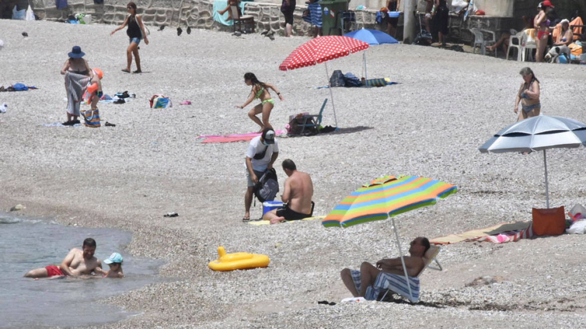 Καύσωνας: Ο καιρός έστειλε μικρούς και μεγάλους στις παραλίες - Δείτε φωτογραφίες