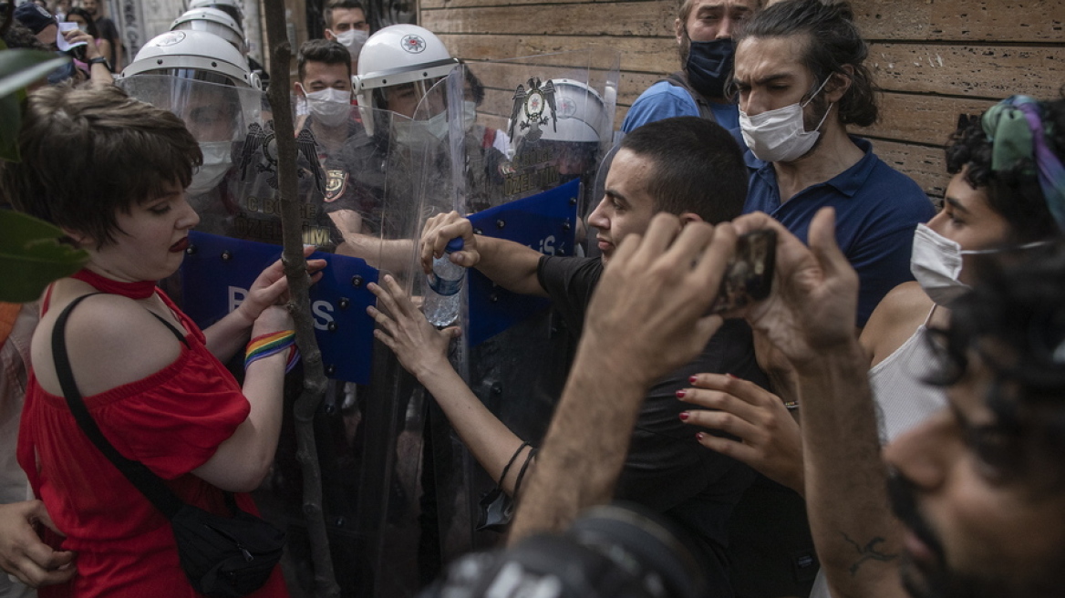 Κωνσταντινούπολη: Δακρυγόνα και συλλήψεις στην πορεία Pride που οργανώθηκε παρά την απαγόρευση