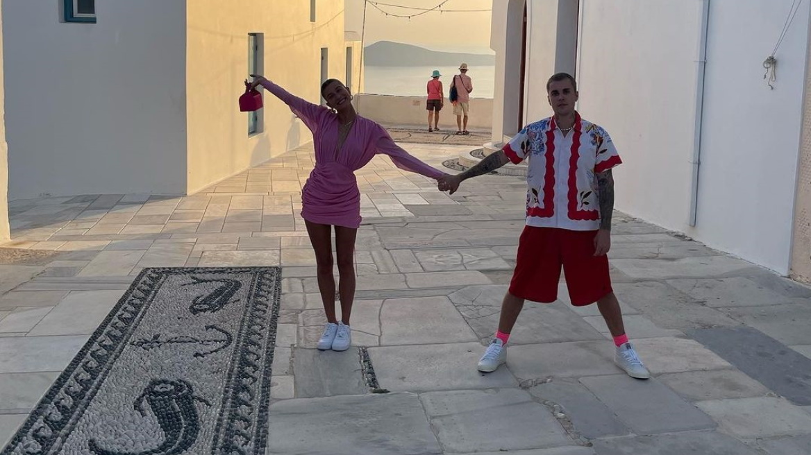 Justin και Hailey Bieber: Κάνουν διακοπές στη Μήλο και ανεβάζουν τις πιο αναπάντεχες φωτογραφίες