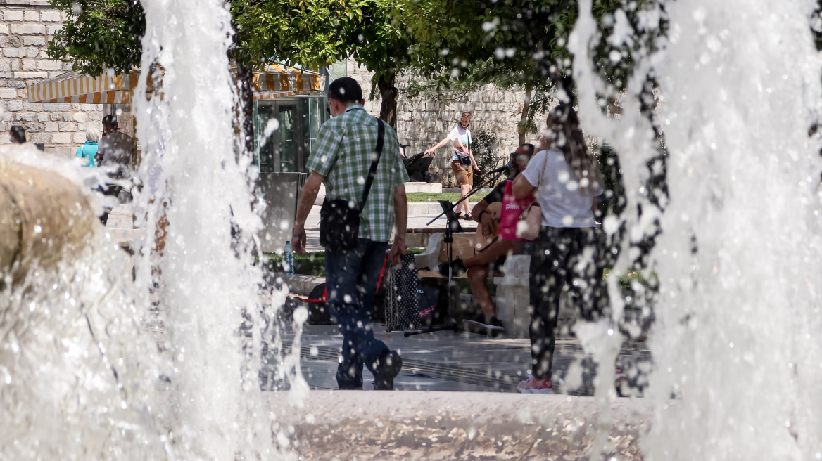 Καιρός: Ξεκινά την Τρίτη το νέο «κύμα» καύσωνα - Πρόσκαιρη πτώση της θερμοκρασίας σήμερα - Νέοι χάρτες του meteo