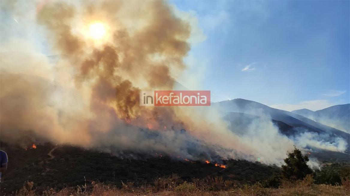 Φωτιά στην Κεφαλονιά: Καλύτερη η εικόνα - Παραμένουν ισχυρές δυνάμεις της Πυροσβεστικής