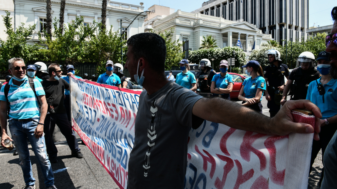 Διαμαρτυρία των εργαζομένων των Ναυπηγείων Ελευσίνας στο Μαξίμου