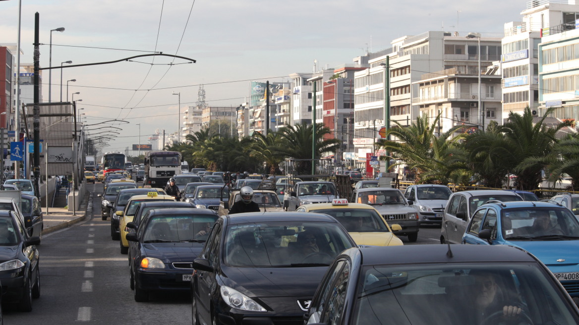 Κίνηση στους δρόμους: Πού έχει μποτιλιάρισμα τώρα - Καθυστερήσεις στην Αττική Οδό και στο κέντρο