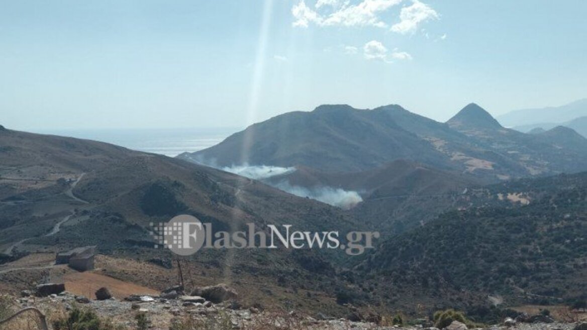 Μεγάλη φωτιά στην Πρέβελη Ρεθύμνου - Κινητοποιήθηκε και το λιμενικό για τη μεταφορά τουριστών