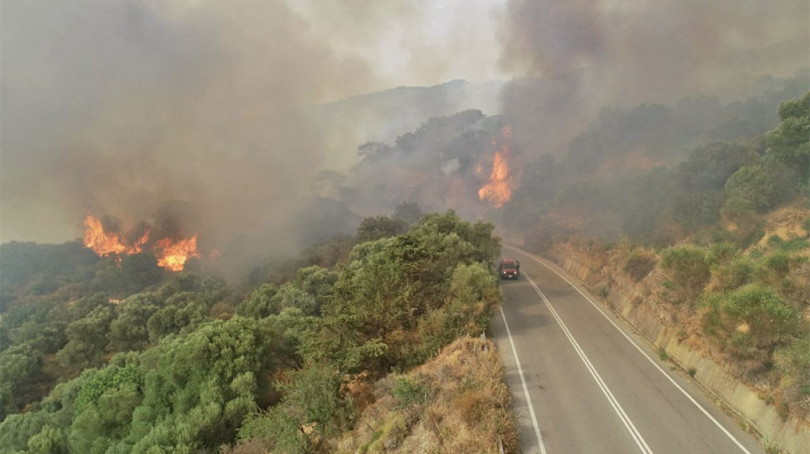 Φωτιά στη Χίο: Εκκενώθηκαν προληπτικά 3 χωριά - Στη μάχη της κατάσβεσης και το ρωσικό θηρίο Beriev (Βίντεο)