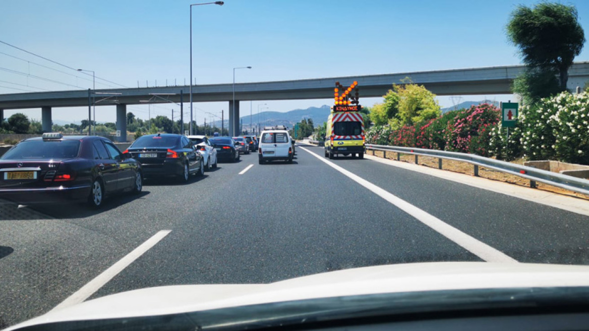 Όχημα πήρε φωτιά στην Αττική Οδό - Μεγάλες ουρές από αυτοκίνητα (βίντεο)