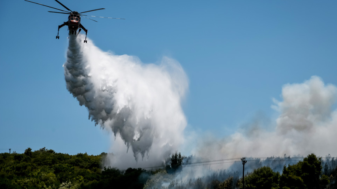 Μάχη με τις φλόγες στον Βαρνάβα Αττικής - Απομακρύνθηκαν κάτοικοι - Ενισχύονται συνεχώς οι δυνάμεις κατάσβεσης