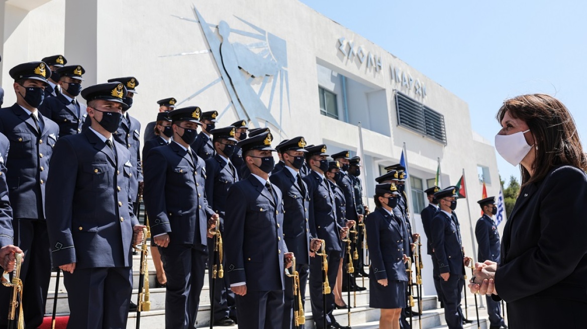 Τέσσερις γυναίκες πιλότοι ορκίστηκαν στη Σχολή Ικάρων - Τα ξίφη παρέδωσε η Κατερίνα Σακελλαροπούλου