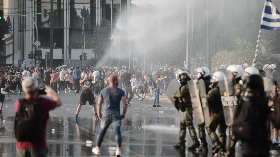 Επεισόδια στη συγκέντρωση των αρνητών του εμβολίου στο Σύνταγμα - Χωρίς μάσκες και αποστάσεις, αλλά με... σταυρούς