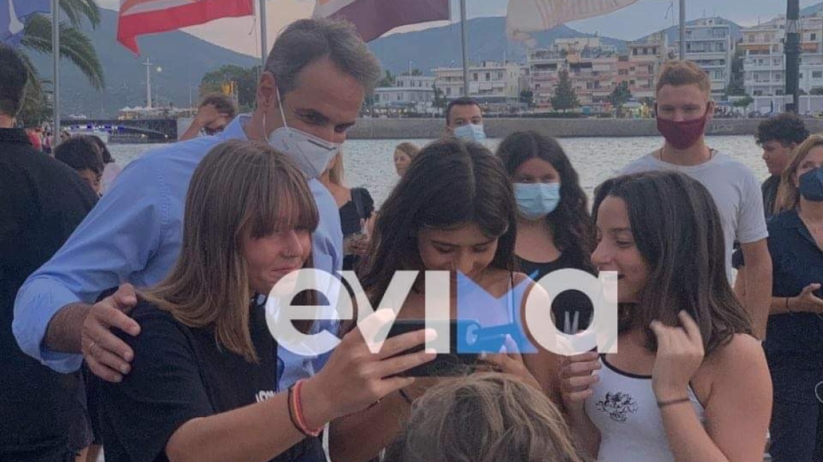 Κυριάκος Μητσοτάκης: Η τρυφερή selfie του πρωθυπουργού με τρία κοριτσάκια στη Χαλκίδα