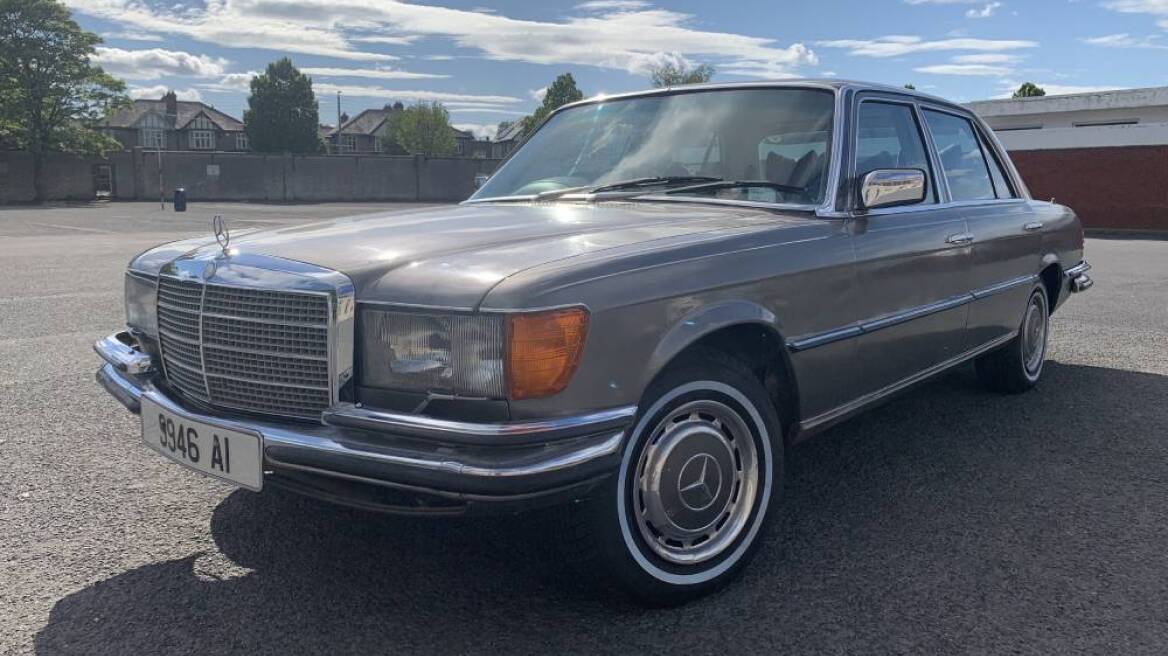 Μία Mercedes-Benz 450 SEL με ροκ καταβολές