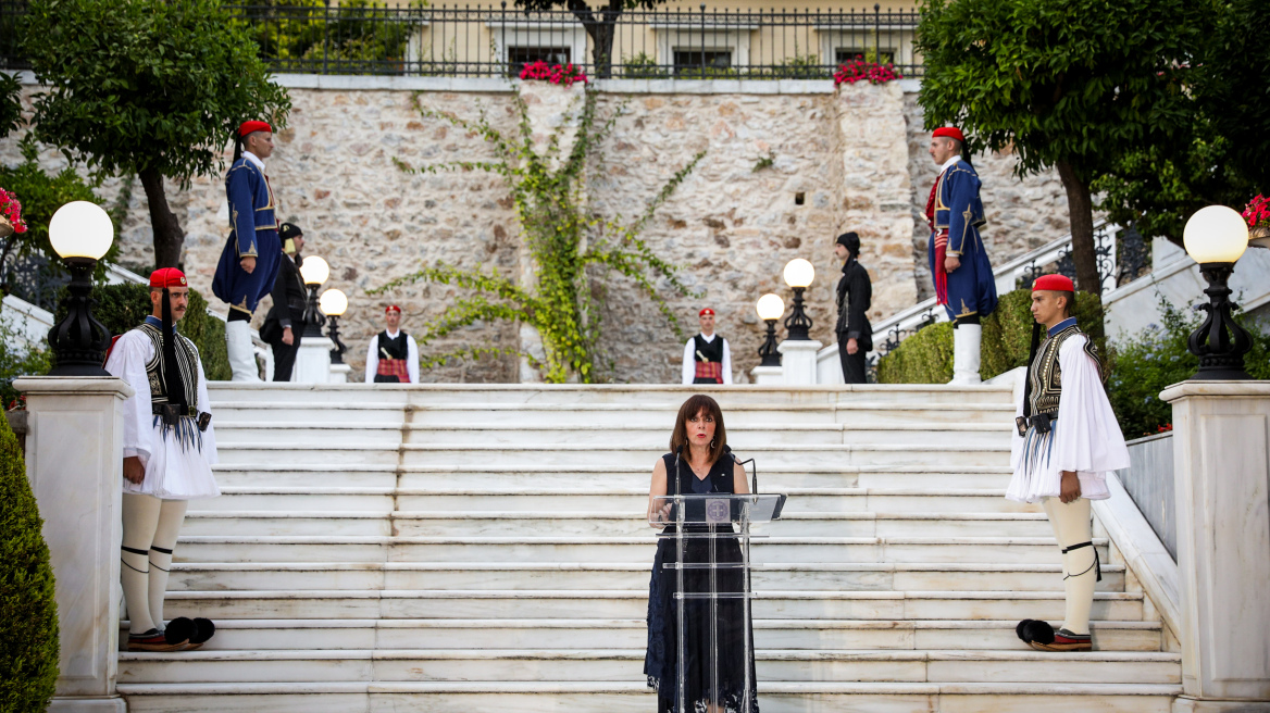 Επέτειος Αποκατάστασης Δημοκρατίας: Προσκλήσεις σε Σταυρούλα Αξαρλιάν, Μάγδα Φύσσα, Σοφία Μπεκατώρου, πρόσφυγες