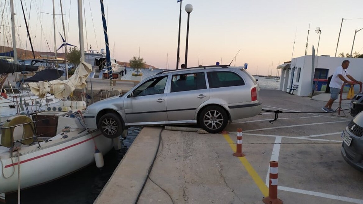 Σύρος: Αυτοκίνητο «τράκαρε» με ιστιοπλοϊκό στη μαρίνα του Φοίνικα - Φωτογραφίες